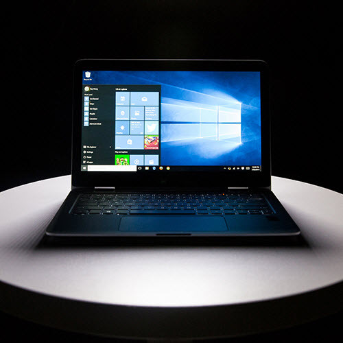 9. Windows 10. Lột xác hoàn toàn và trở thành nền tảng đồng bộ cho mọi thiết bị (máy tính để bàn, máy tính xách tay, smartphone, máy tính bảng,...), Windows 10 đang có hơn 110 triệu người dùng trên khắp thế giới. Riêng với mảng smartphone, bộ đôi Lumia 950 và Lumia 950 XL là smartphone đầu tiên được cài đặt Windows 10 với khả năng hoạt động như một PC độc lập.