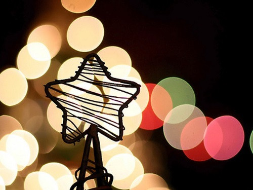 Bokeh xấu hay đẹp phụ thuộc phần lớn vào chất lượng ống kính. Do thiết kế quang học khác nhau mà các loại ống kính khác nhau sẽ tạo ra Bokeh khác nhau. Ống kính chụp chân dung và ống tele với khẩu độ tối đa lớn tạo ra Bokeh dễ chịu hơn so với loại ống zoom thông thường.