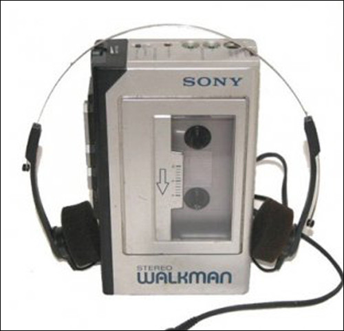7. Sony Walkman. Được mệnh danh là iPod của thập niên 80, máy nghe nhạc Sony Walkman đầu tiên ra đời như một người hùng khi có thể “mang âm nhạc theo bạn kể cả khi bạn ra khỏi nhà”.