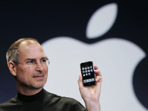 5. Apple iPhone. Chiếc iPhone đầu tiên ra đời năm 2007, được coi là một trong những sự kiện “chấn động” làng công nghệ. Với thiết kế và những tính năng vượt trội luôn thu hút cộng đồng công nghệ, các thế hệ iPhone luôn là tâm điểm của mọi sự chú ý mỗi khi ra mắt. iPhone cũng nhanh chóng trở thành một trong những chiếc điện thoại được “thèm muốn” nhất mọi thời đại.