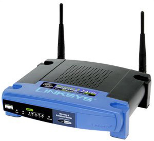 8. Cổng phát sóng không dây Wi-fi. Cáp mạng đã trở nên “lỗi thời” khi người ta phát minh ra bộ phát sóng không dây Wi-fi. Tiện lợi lớn nhất của những bộ phát sóng không dây, đó là cho phép người dùng có thể di chuyển máy tính hoặc laptop trong một khoảng không gian giới hạn. Có vẻ như, công nghệ càng phát triển càng chú ý hơn đến tính thuận lợi trong “di động” cho người dùng.