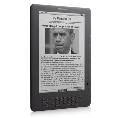 3. Amazon Kindle. Mặc dù vẻ bề ngoài không có gì nổi bật, thiết bị đọc sách điện tử của Amazon vẫn khẳng định được vị trí “bất khả xâm phạm” ngay từ những ngày đầu có mặt trong làng công nghệ. Hiện tại, kho e-book của Amazon đã có khoảng 950 nghìn đầu sách và sẽ còn phát triển hơn nữa. Điều đó chứng tỏ rằng, Kindle đã chứng tỏ được bản lĩnh “đầu đàn” trong làng thiết bị đọc sách điện tử.