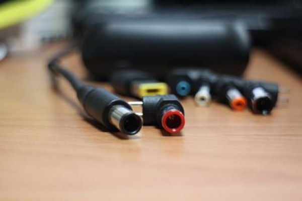 Đi kèm với pin sạc dự phòng B222, nhà sản xuất Apacer còn trang bị 6 loại đầu cắm điện khác nhau để người dùng có thể sử dụng được với hầu hết mọi laptop hiện có bán trên thị trường.