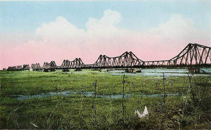 Cầu Long Biên khoảng năm 1901 trong một bức ảnh tô màu của Pháp. Ảnh tư liệu.