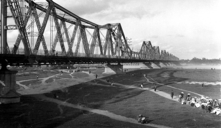 Cầu Long Biên năm 1939. Góc phải bên dưới là một chợ cóc họp dưới gầm cầu. Ảnh tư liệu.