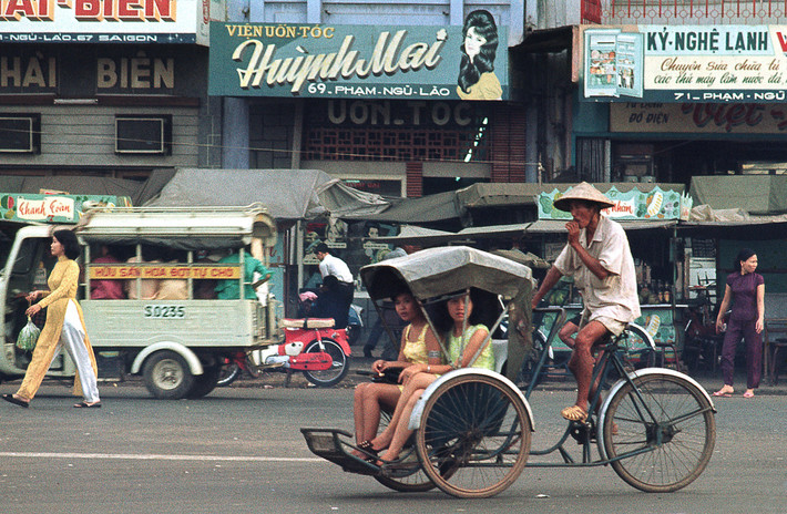 Một chiếc xích lô chạy qua phố Phạm Ngũ Lão, Sài Gòn 1968 - 1969.