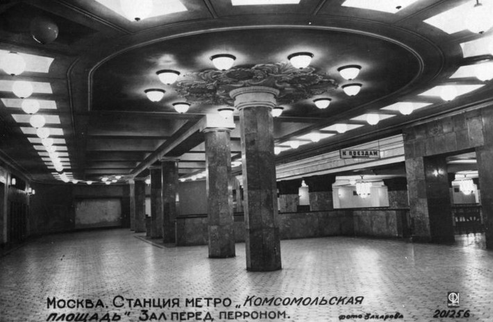 Trong sảnh chờ của ga Komsomolskaya.