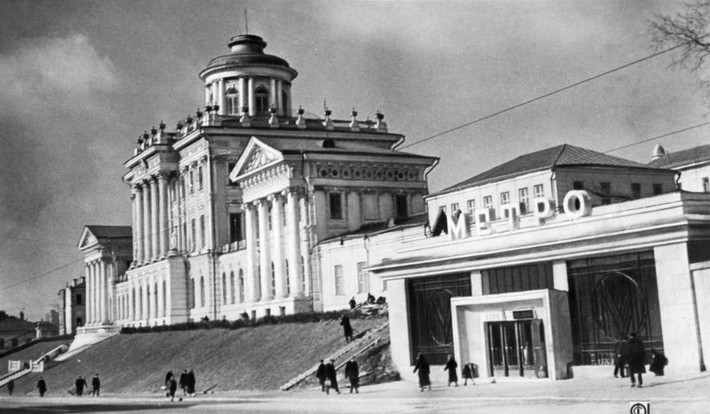 Ga tàu điện ngầm bên Thư viện Lenin, một trong những ga quan trọng nhất của hệ thống tàu điện ngầm Moscow, khoảng năm 1935.