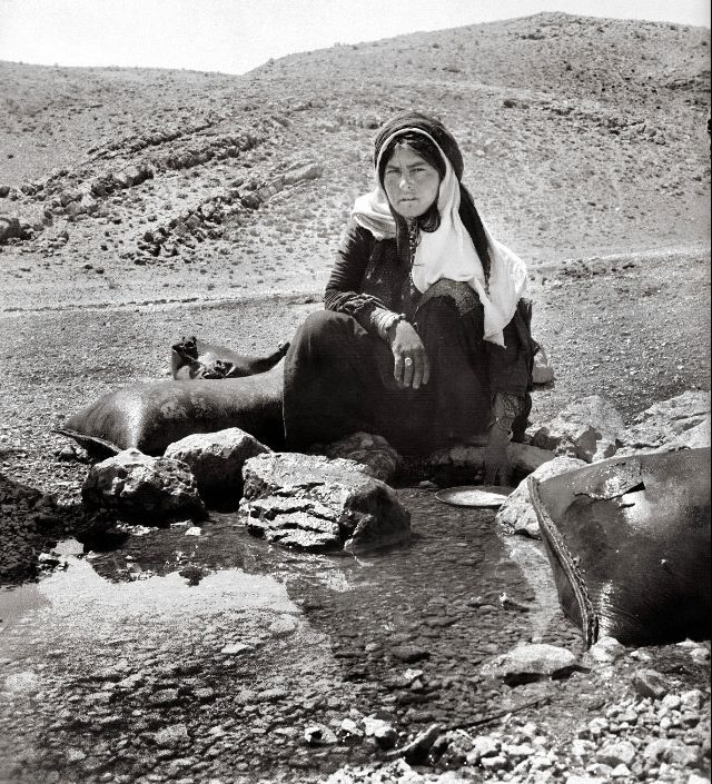 Người phụ nữ Iran tại điểm lấy nước ngọt.