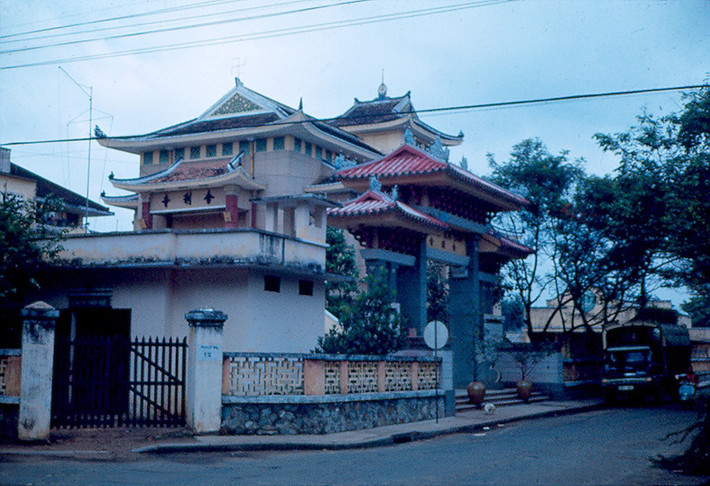 Chùa Xá Lợi nhìn từ góc Ngô Thời Nhiệm - Bà Huyện Thanh Quan, 1967-1969. Ảnh: Fred Wehausen.