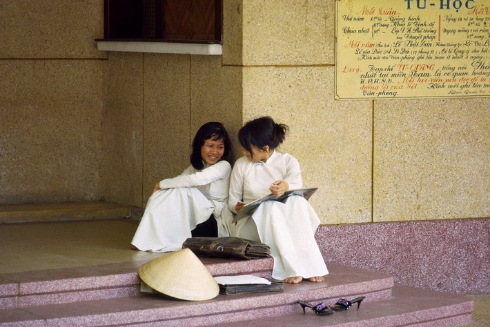 Nữ sinh trường Gia Long trong chùa Xá Lợi.