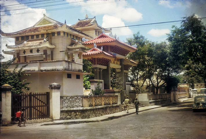 Cổng phụ Chùa Xá Lợi nằm trên đường Lê Văn Thành (nay là đường Sư Thiện Chiếu). Cấu trúc của chùa bao gồm chính điện thờ Phật, giảng đường, tháp chuông, thư viện, tăng phòng, nhà trai đường, văn phòng, đoàn quán, phòng phát hành kinh sách, phòng khách và vãng sinh đường. Ảnh: Douglas Ross.