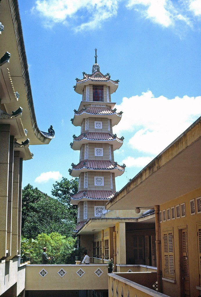 Chùa Xá Lợi kề bên trường Gia Long. Ảnh: Thomas W. Johnson.
