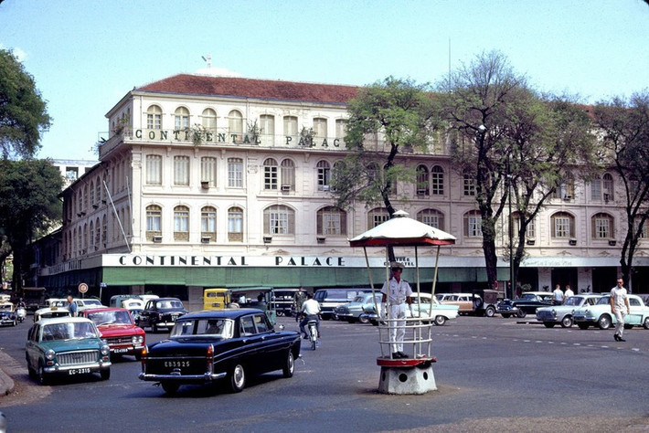 Nằm ở trung tâm quận 1, đường Tự Do, nay là đường Đồng Khởi, trước 1975 được coi là con đường của giới thượng lưu với sự hiện diện của vô số khách sạn, quán bar, nhà hàng, vũ trường, cửa hiệu... sang trọng bậc nhất Sài Gòn. Ngã tư Tự Do - Lê Lợi với khách sạn Continental Palace - khách sạn lâu đời nhất Sài Gòn - chiếm một góc phố, 1965-1966. Ảnh: Thomas W. Johnson.