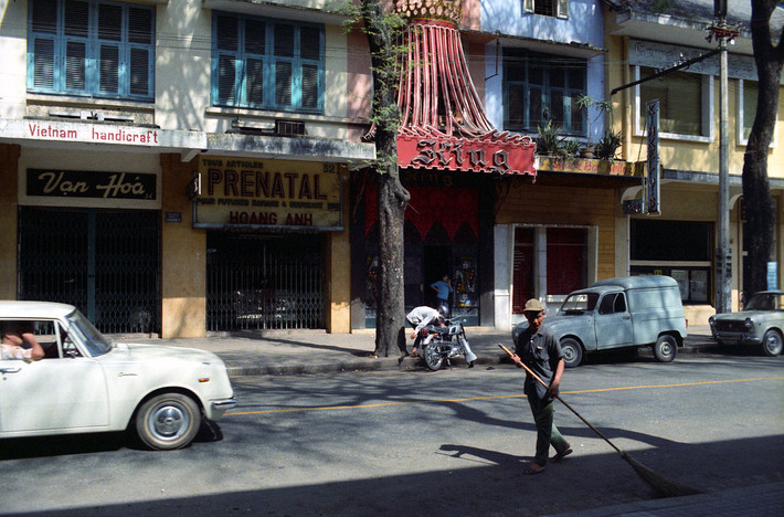 Quán bar King với mặt tiền trang trí hình vương miện bắt mắt trên đường Tự Do, 1967. Ảnh: Ken.