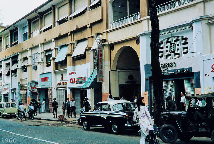 Một đoạn đường Tự Do với các cửa hàng nằm san sát, 1966.