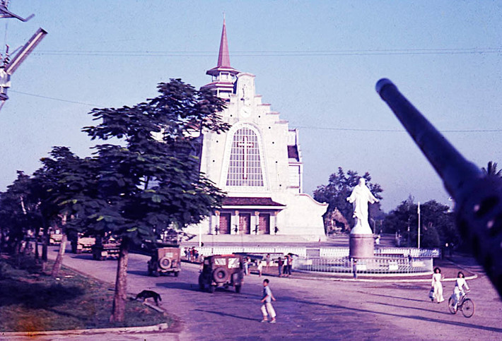 Mặt trước nhà thờ Dòng chúa Cứu Thế nhìn từ một xe quân sự Mỹ, 1970.