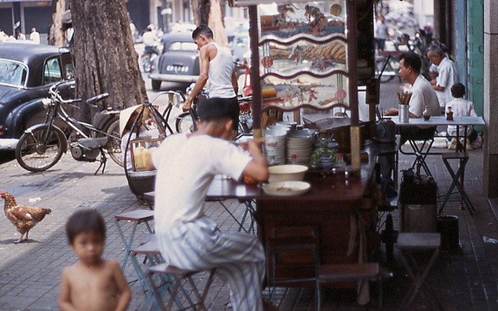 Quầy hủ tiếu vỉa hè trên đường Thái Lập Thành (nay là đường Đông Du), 1969. Ảnh: Sonnyb.