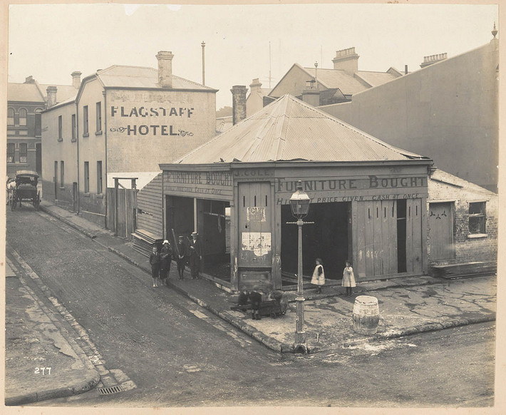 Góc phố Cumberland - Little Essex. Những thùng vôi bột lớn là hình ảnh quen thuộc ở Sydney trong đợt dịch bệnh 1900.