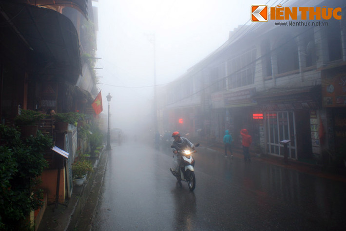 Các phương tiện xe máy, ô tô lưu thông trên đường phố đều phải bật đèn.