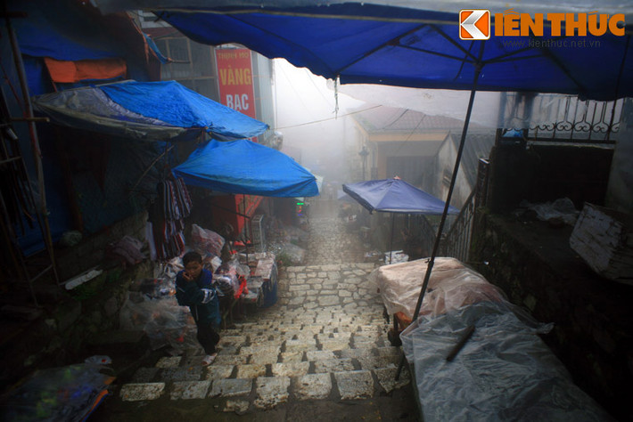 Chợ Sa Pa vắng khách, nhiều sạp hàng không hoạt động trong buổi sáng.