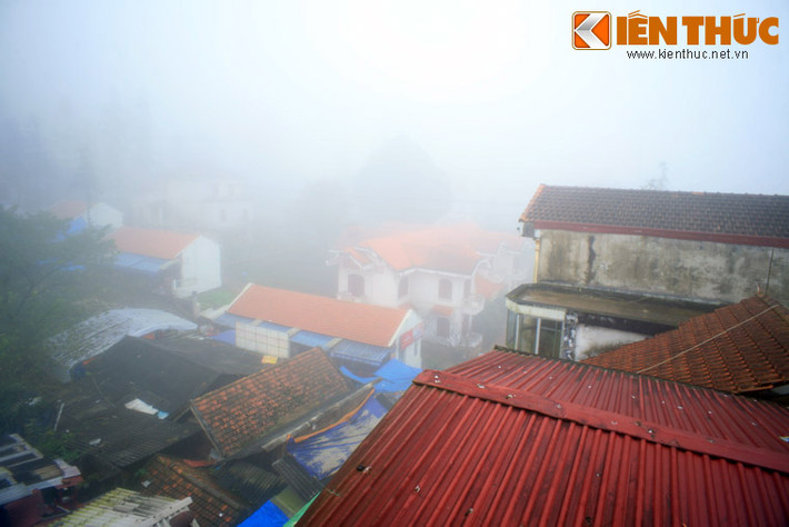Đi kèm với giá rét, cả thị trấn Sa Pa (Lào Cai) chìm trong sương mù và mưa phùn.