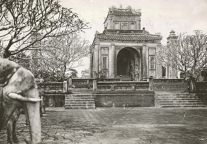 Nhà bia của lăng vua Tự Đức.