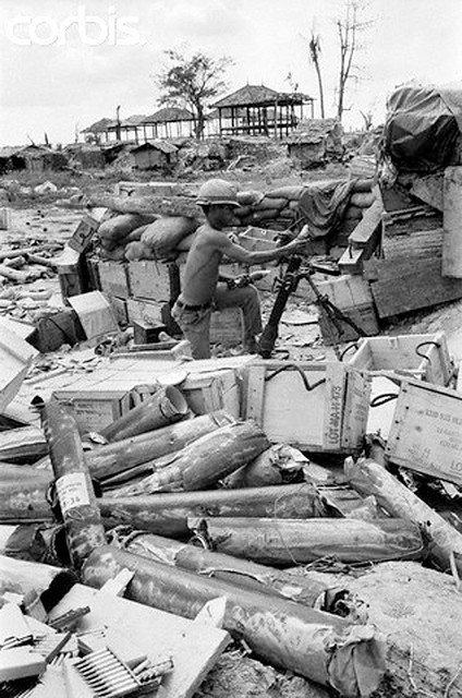Một lính Sài Gòn nạp đạn vào súng cối ở Kiên Phong, tháng 2/1974.