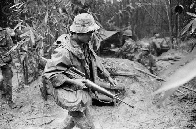 Binh sĩ Sài Gòn tuần tra trong rừng rậm, tháng 4/1974.