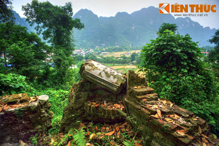 Tháng 8/1943, 100 tù chính trị từ nhà tù Sơn La bị đưa về nhà tù Chợ Chu. Trong nhà tù đã thành lập chi bộ Cộng sản với 15 đảng viên do đồng chí Trần Danh Tuyên, Song Hào là bí thư. Ảnh: Một góc tường đổ nát của nhà tù.