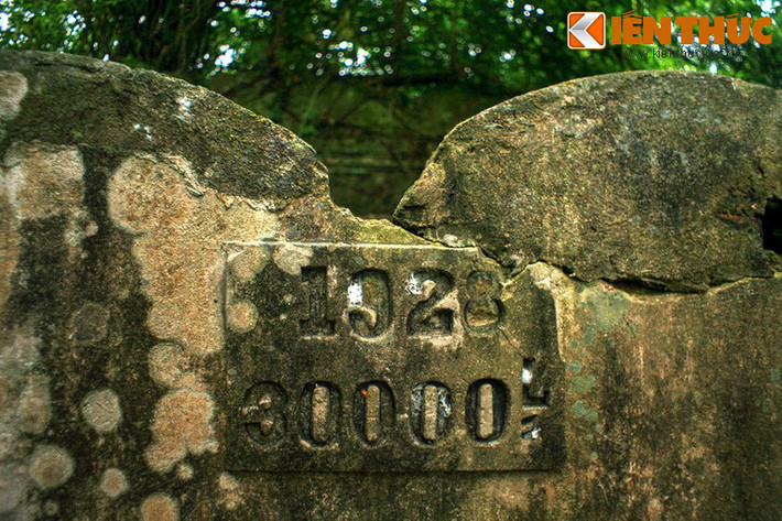Sau năm 1945, nhà tù Chợ Chu chấm dứt hoạt động và bị bỏ hoang. Trong những thập niên sau đó, sự tác động của thiên nhiên và con người khiến các công trình dần dần xuống cấp và hủy hoại. Ảnh: Tấm bảng ghi năm 1928 trên thành bể nước.