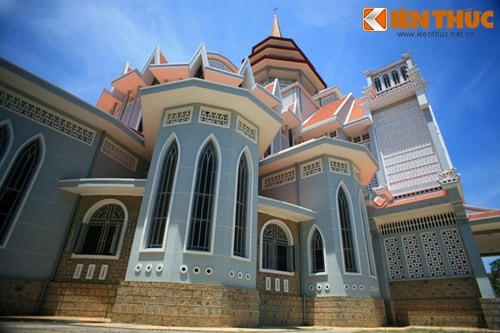 Nhìn chung, kiến trúc của nhà thờ là sự tổng hòa kiến trúc Đông - Tây, dựa trên việc tuân thủ những quy tắc truyền thống của một nhà thờ Công giáo La Mã.