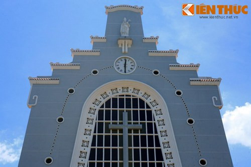 Chi tiết mặt chính diện của nhà thờ.