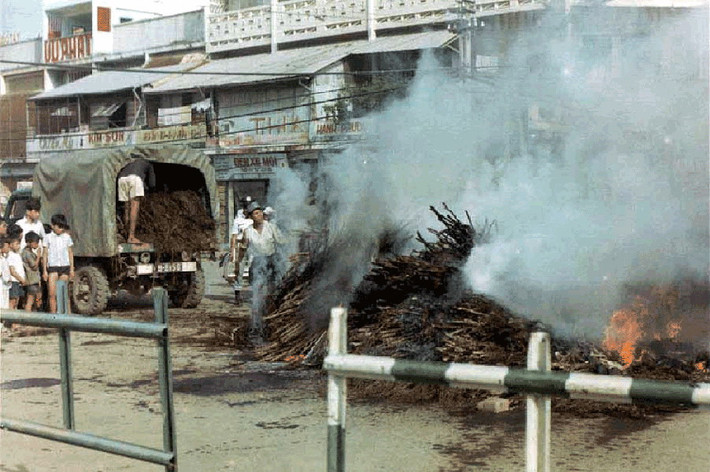 Cảnh sát tiêu hủy cần sa trên đường phố Cần Thơ sau một đợt truy quét năm 1971.