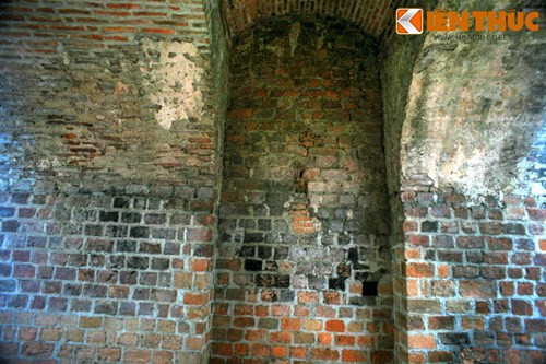 Hình dáng của cổng thành phía Tây cũng thấp hơn so với trước do kiến nghị là phải dỡ gạch hai bên tường thấp xuống, mở rộng tầm nhìn cho xe cộ.