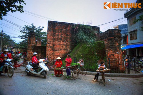 Năm 2010, thành nhà Mạc ở Tuyên Quang đã trở thành tâm điểm chú ý của dư luận, khi các phương tiện truyền thông cho rằng tòa thành cổ 5 thế kỷ này đã biến thành... "lò gạch 1 ngày tuổi" sau khi được tỉnh Tuyên Quang cho trùng tu.