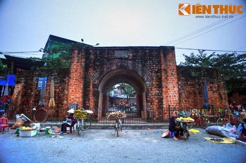 Cổng Nam nằm giữa ngã tư Nguyễn Trãi - Lương Sơn Tuyết, cạnh chợ Tam Cờ, là nơi họp chợ hàng ngày của bà con tiểu thương trong khu vực.