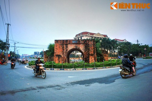 Do những biến động lịch sử mà hiện nay thành chỉ còn lại một số công trinhg khi xưa, gồm hai cổng thành phía Tây và phía Nam và một đoạn tường thành dài chưa đến 100m. Trong ảnh là cổng Tây nằm giữa vòng xoay ở ngã tư Bình Thuận - Tân Trào.