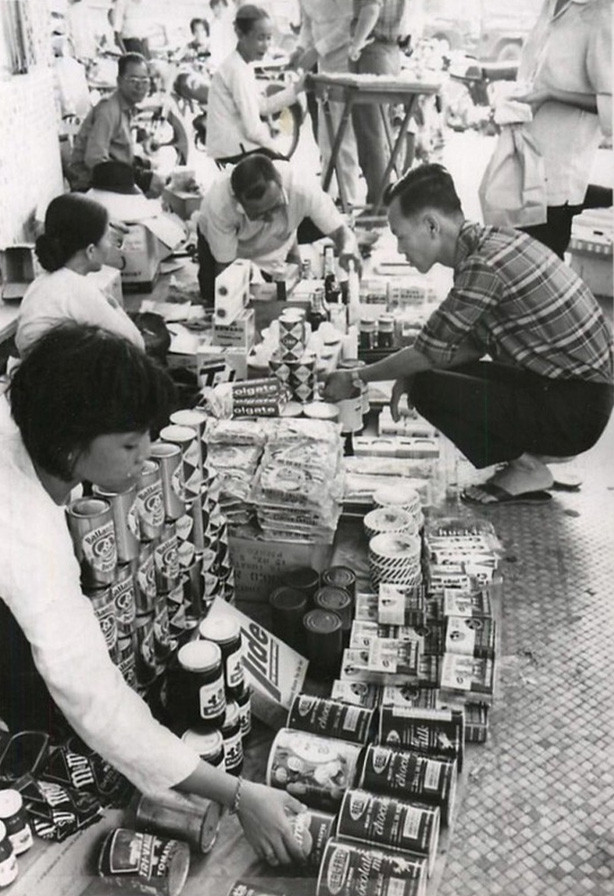 Chợ bắt đầu họp từ buổi chiều với các chủng loại hàng hóa phong phú, từ thượng vàng đến hạ cám, nhưng nhiều nhất là đồ hộp ăn sẵn của quân đội Mỹ - được gọi là C-rations.