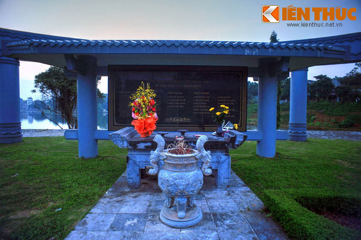 Giữa hai ngôi mộ là hương án và một bảng vàng lưu danh 17 vị anh hùng.