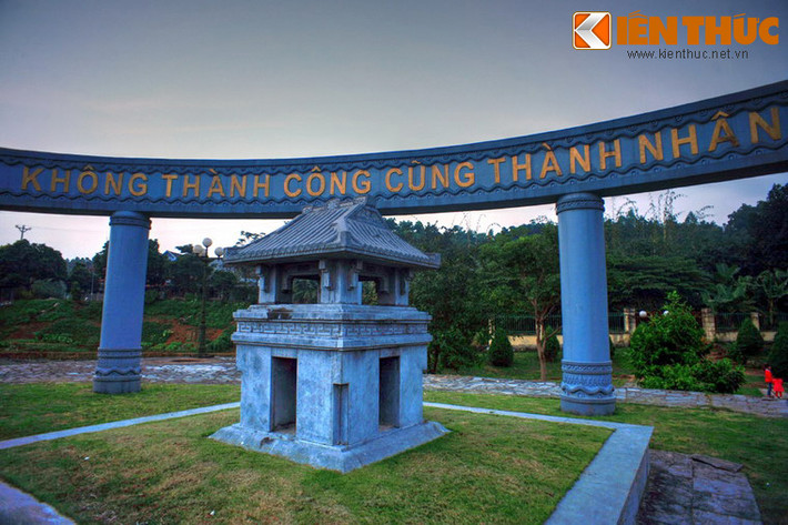 Trên vòng tròn là dòng chữ bất hủ, đã trở thành tư tưởng xuyên suốt trong quá trình hoạt động của Việt Nam quốc dân đảng thời kỳ này “Không thành công cũng thành nhân”.