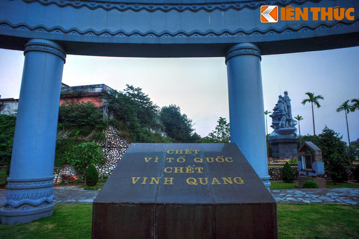 Song song với hai ngôi mộ về bên phải là một khối hình vát (mô phỏng lưỡi máy chém của thực dân Pháp), cũng lát đá hoa cương đen, trên là hàng chữ vàng ghi một trong hai câu thơ của Nguyễn Thái Học đọc trước khi lên máy chém “Chết vì Tổ Quốc chết vinh quang”.