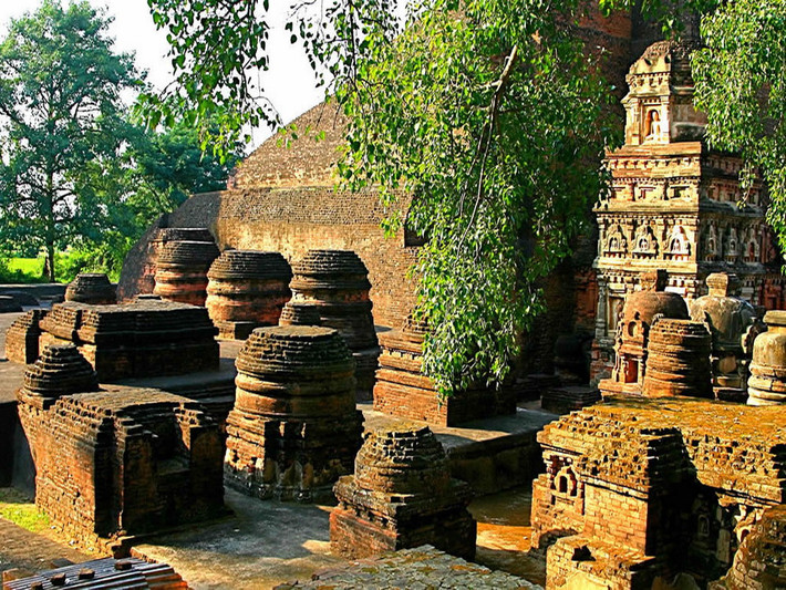 Vào thời hoàng kim của mình, Nalanda đã thu hút rất nhiều học giả và sinh viên từ cả các vùng xa xôi như Tây Tạng, Trung Quốc, Hy Lạp, và Ba Tư.