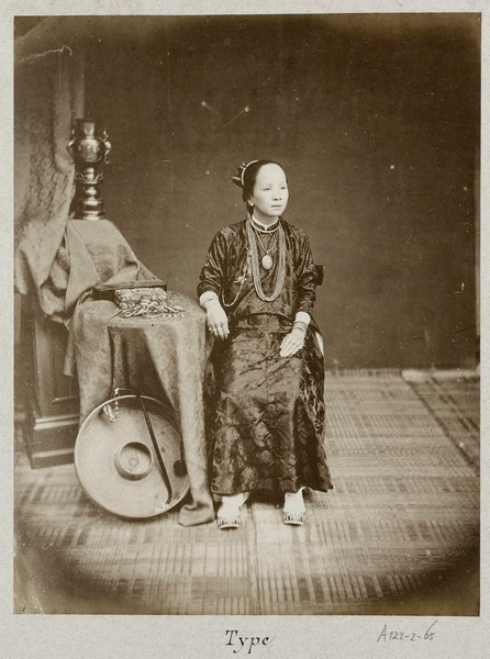 Quý bà ngồi ghế.