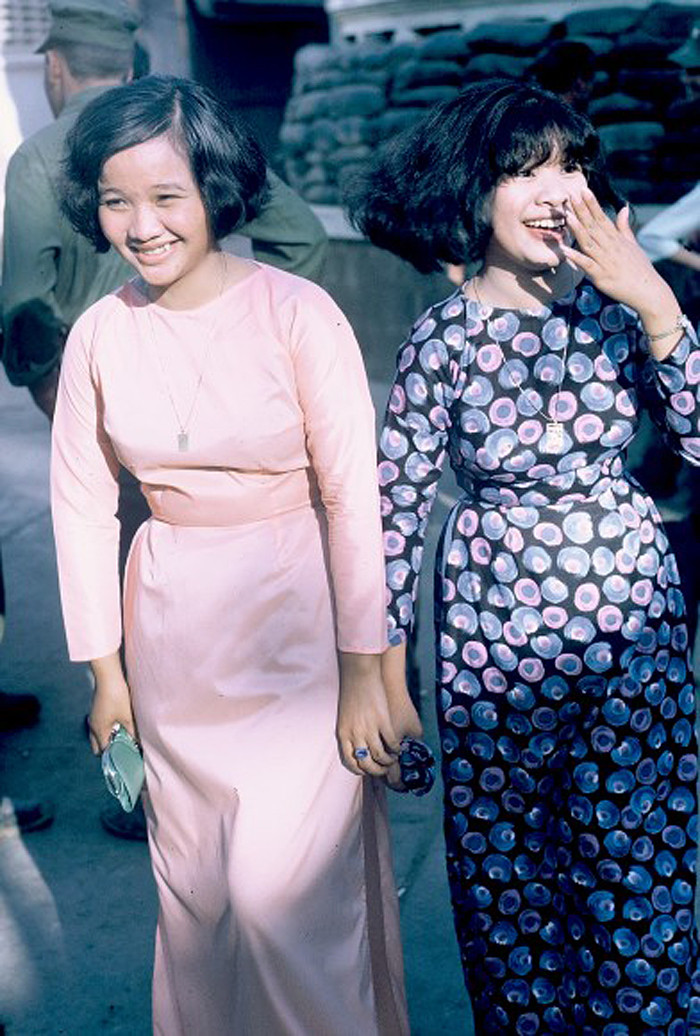 Nụ cười của hai cô gái trẻ.