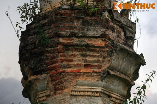 Sau 5 thế kỷ tồn tại, những di tích còn lại của tháp Mường Bám đã bị xuống cấp nghiêm trọng với nhiều vết nứt và những mảng bong tróc lớn.