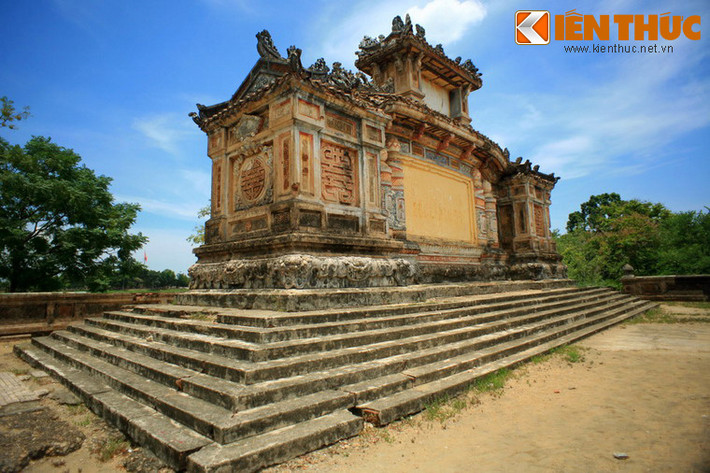 Theo Nghị định của toà Khâm sứ Trung Kỳ ký ngày 24/7/1919, một hội đồng gồm 12 người, do viên Khâm sứ làm chủ tịch đã được lập ra để nghiên cứu các đồ án lập đài tưởng niệm.