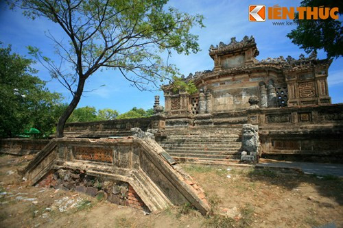 Việc tổ chức tuyển mẫu thiết kế đài tưởng niệm đã diễn ra từ ngày 10/4 - 3/5/1920. Trong bốn đồ án dự thi, hội đồng đã chọn đồ án của tác giả Tôn Thất Sa, giáo viên trường Bá công Huế, với giải thưởng là 80 đồng.