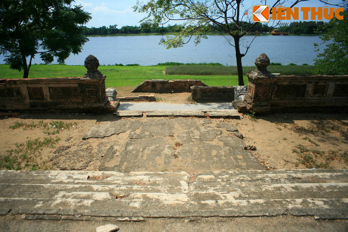 Địa điểm xây dựng được lựa chọn là khoảng đất trống bên bờ sông Hương, trước trường Quốc học.