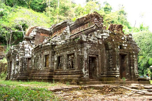 Mặc dù các công trình kiến trúc ở Wat Phou bắt đầu được xây dựng từ thế kỷ thứ 5, nhưng các cấu trúc còn sót lại ở nơi đây thì có niên đại từ thế kỷ 11 - 13.